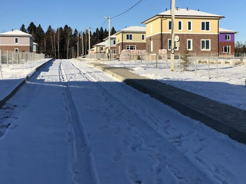 Улицы поселка Чистые Ключи оснащены тротуарами для пешеходов 