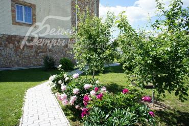 Зелёный участок дома в Фоминском