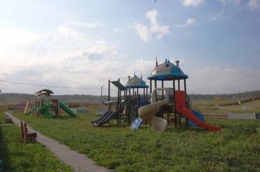 Детская площадка в поселке Солнечный город