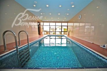 Зона бассейна с панорамным остеклением