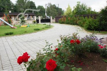 На участке розарий