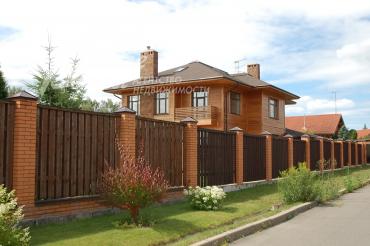 Дом кирпичный, фасад облицован доской лиственницы