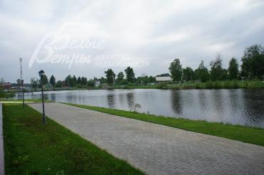 Озеро с пляжем, зоной для барбекю и детской площадкой