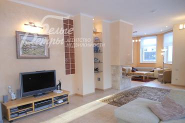 Гостиная с камином в доме в КП Согласие-1