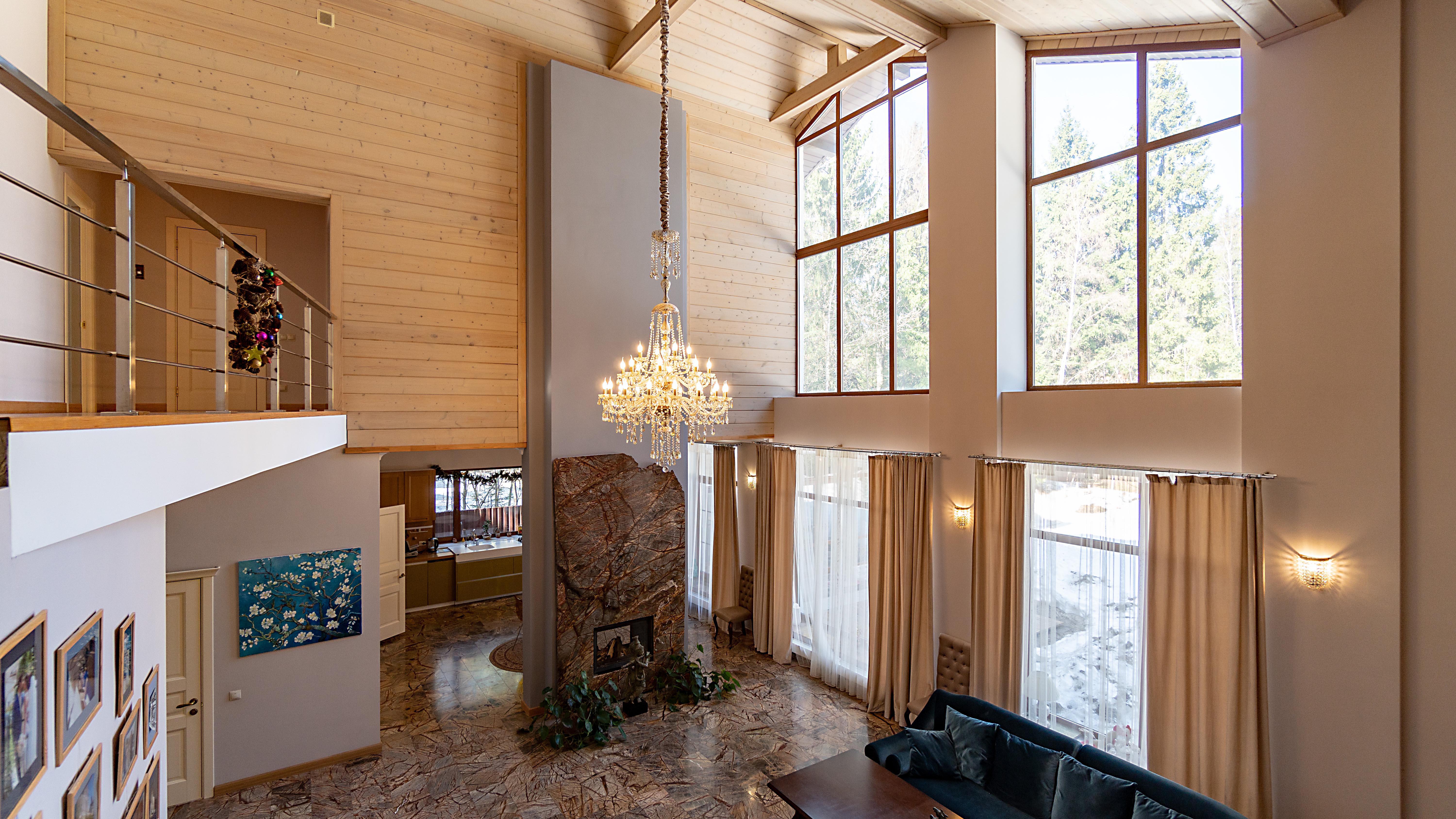 Коттедж во Фрунзевце: двухсветная гостиная с панорамным остеклением