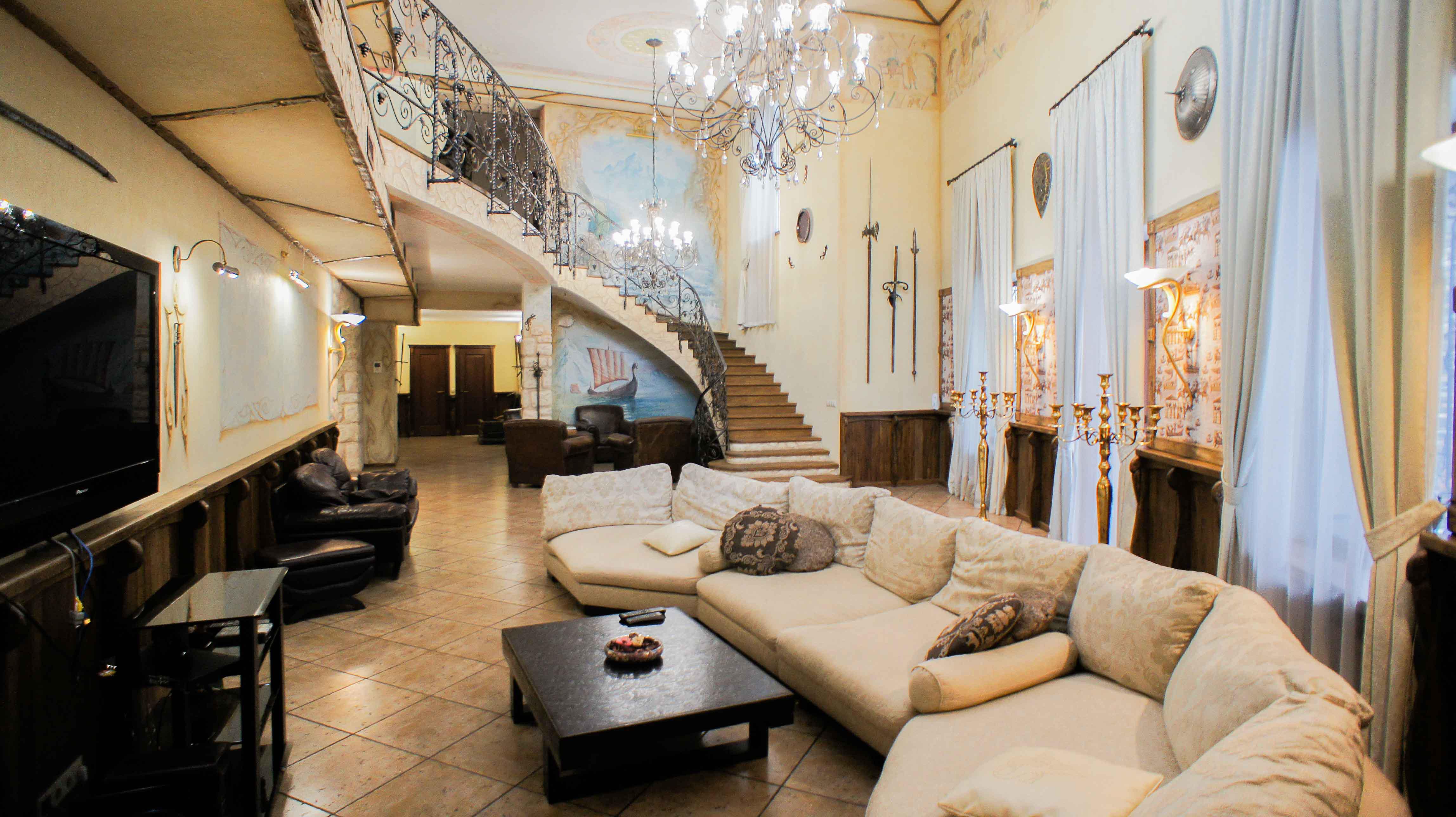 Интерьер загородной усадьбы в стиле рыцарского замка, поселок Таксатор